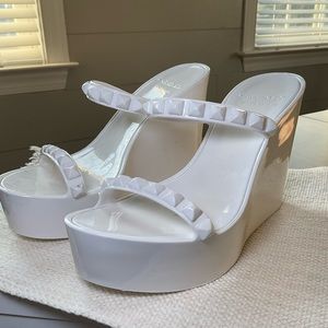 Carmen Sol White Wedges- size 7